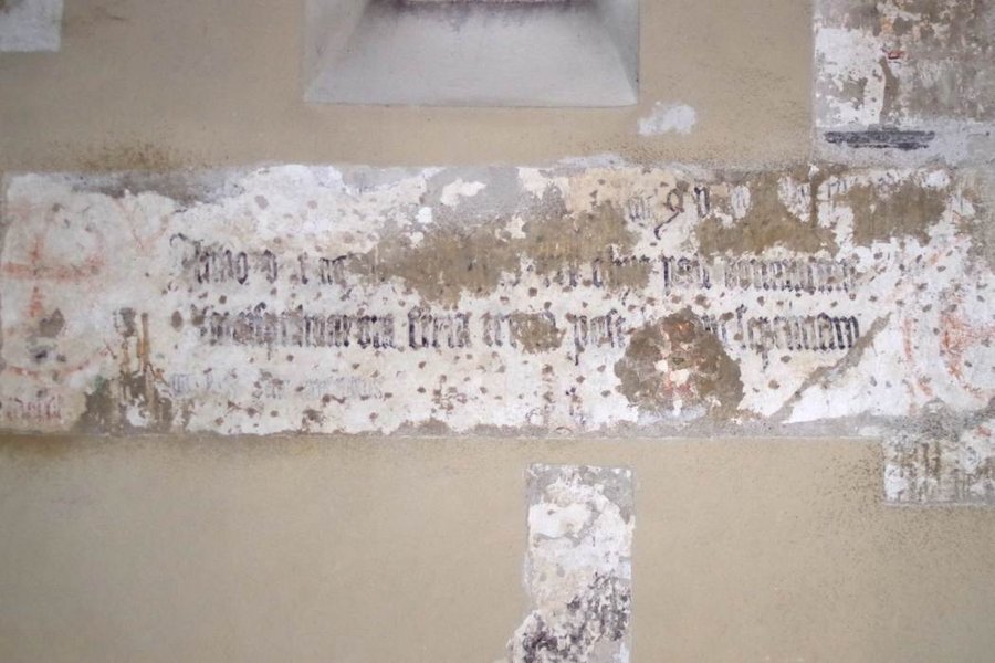 01 - memoriálny nápis na severnej stene lode Kostola sv. Heleny. Koniec 15. storočia. Foto: Peter Koreň