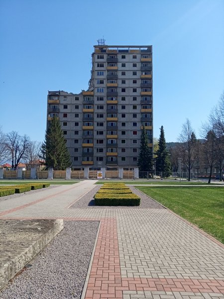 Stav asanovania stavby 8. apríla 2020 zo strany námestia, foto: A.Jurišová, KPÚ Nitra