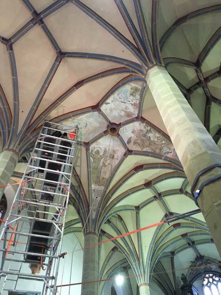 Interiér kostola s maľbami