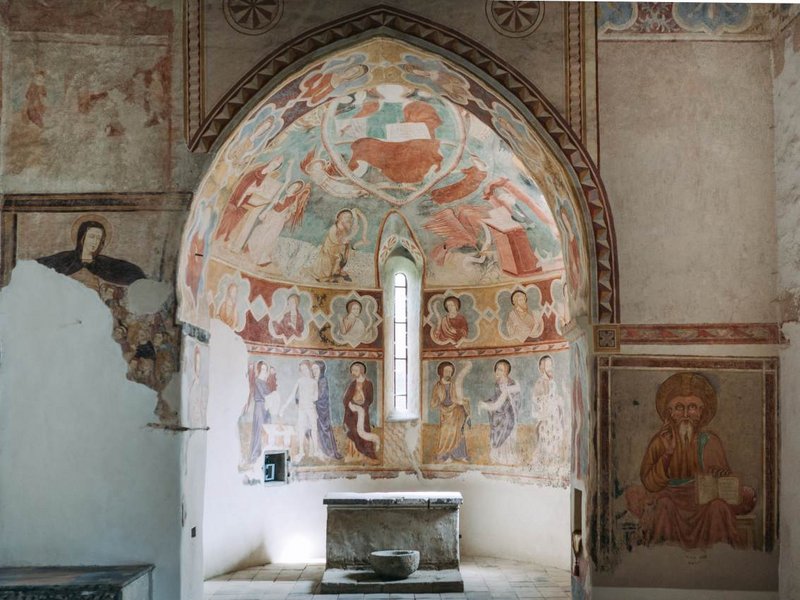 Rákoš – presbytérium s freskovou výmaľbou z polovice 14. storočia; foto: Vladimír Ondrejovič, 2020