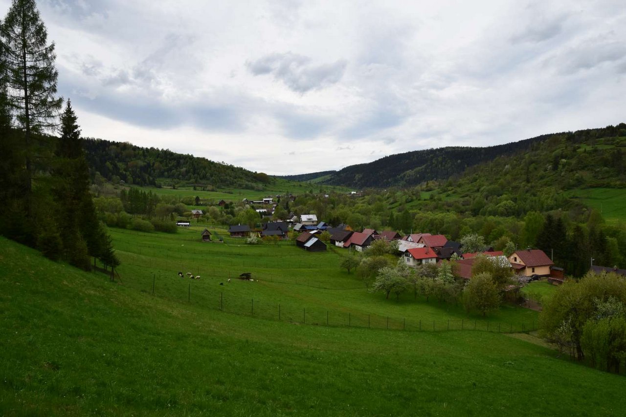 Zástavba dolnej časti pamiatkovej rezervácie v doline Osturnianskeho potoka s pôvodnou okolitou krajinnou štruktúrou lúk, pasienkov, lesíkov, pohľad z JV, foto: PÚSR