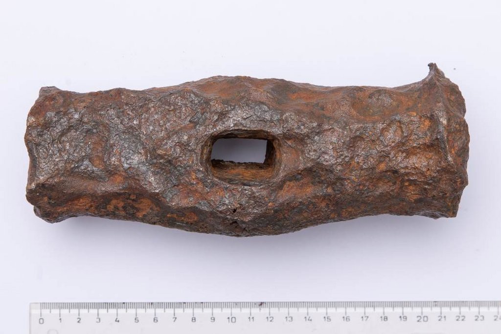 2 – Železné banícke kladivo, tzv. pucka. Spolu so želiezkom (to slúžilo ako klin) sa používalo na rozpojovanie horniny (foto: Mgr. art. Ján Šipöcz)