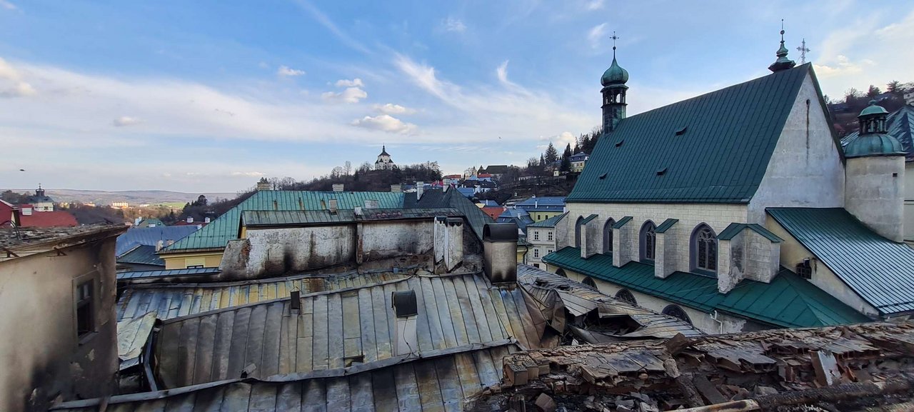 Pohľad zo strechy ZUŠ na zničené strechy reštaurácie a Pischlovho domu, foto: KPÚ BB