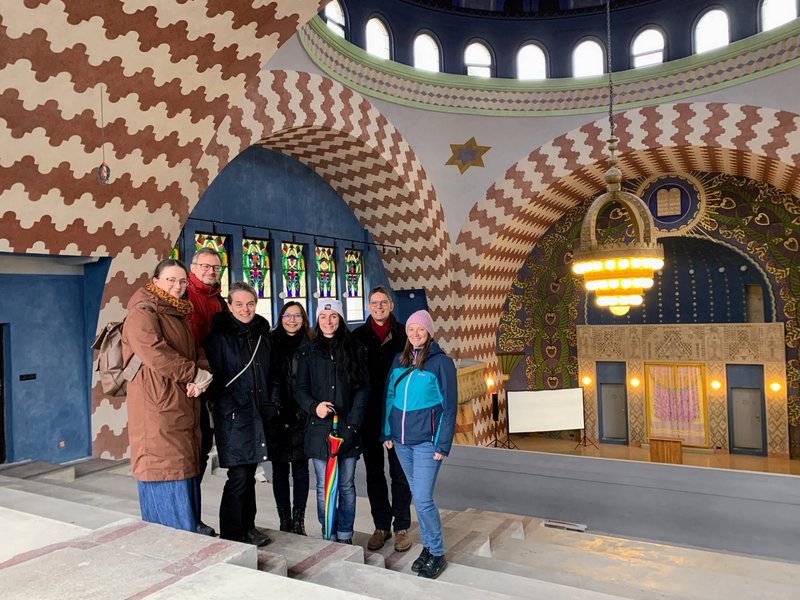 Spoločná fotografia členov Medzinárodnej riadiacej skupiny Dunajský Limes (západ) v neologickej synagóge v Trenčíne, archív E. Makarovej