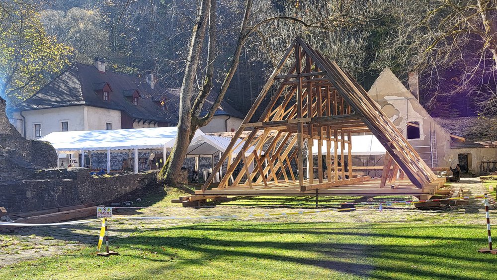 Obnova krovu, sedem vztýčených priečnych väzieb  Zdroj: KPÚ Prešov (Foto: Ľ. Suchý, 22. 10. 2024)