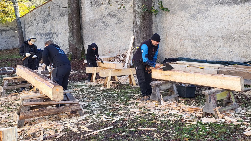 Obnova krovu,  lícovanie trámu toporom Zdroj: KPÚ Prešov (Foto: Ľ. Suchý, október 2024) 