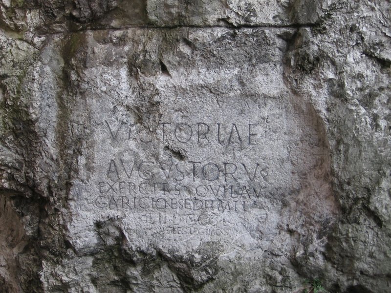 1. Rímsky nápis na hradnej skale v Trenčíne, foto: M. Vdovičíková, 2016