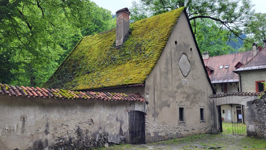 Červený Kláštor, mníšsky dom pred obnovou  Zdroj: KPÚ Prešov (Foto: Ľ. Suchý, jún 2023) 