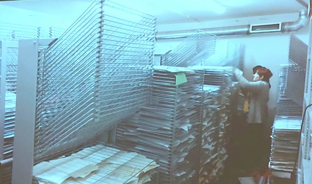 Sušenie dokumentov Rádayovského archívu zničeného vodou v roku 2019 v Maďarsku. Zdroj: foto z prezentácie I. Kenyerés.