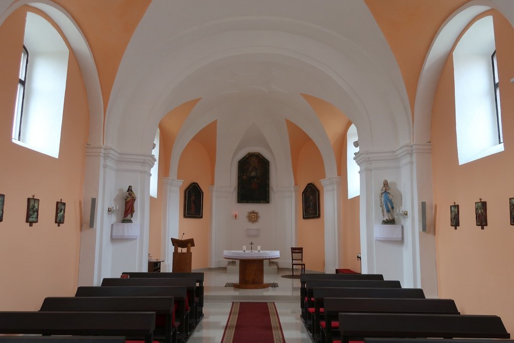 Interiér lode kostola, pohľad smerom do svätyne. Foto: I.Radimák, KPÚ Trenčín 2020