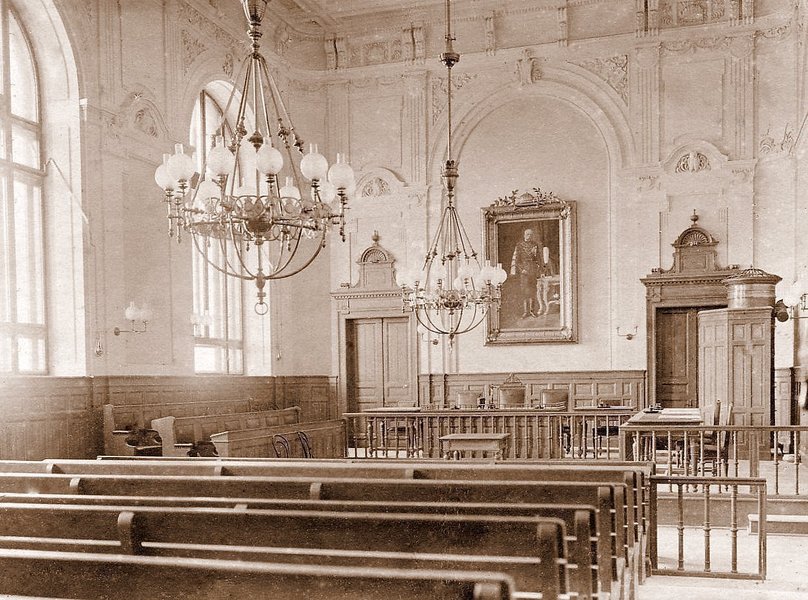 Historická fotografia interiéru justičného paláca Zdroj: VNUK, V. Prechádzka starou Nitrou: Štúrova ulica, Párovská ulica a okolie. Nitra: Agris Slovakia, 2020. ISBN 978-80-973616-0-0, s. 130.