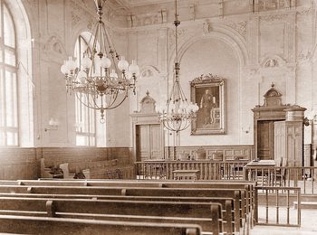 Historická fotografia interiéru justičného paláca Zdroj: VNUK, V. Prechádzka starou Nitrou: Štúrova ulica, Párovská ulica a okolie. Nitra: Agris Slovakia, 2020. ISBN 978-80-973616-0-0, s. 130.