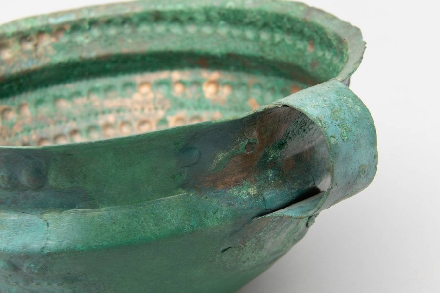 Bronzová šálka typu Jenišovice-Kirkendrup nájdená údajne v okolí Martina, ktorá bola zaistená v Rakúsku a vrátená na Slovensko v októbri 2025, zdroj: Pamiatkový úrad SR (Foto: J. Šipöcz)