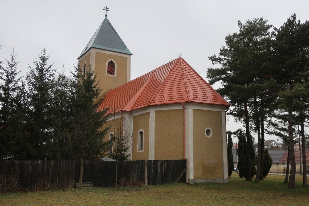 Juhovýchodná fasáda svätyne kostola. Foto: I.Radimák, KPÚ Trenčín 2020
