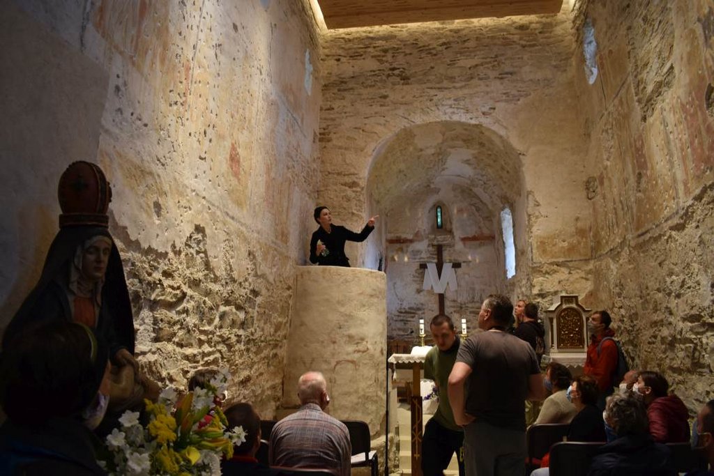 02 – Interiér Kostola sv. Juraja v Kostoľanoch pod Tribečom počas komentovanej prehliadky (autor: P. Kmeťová)