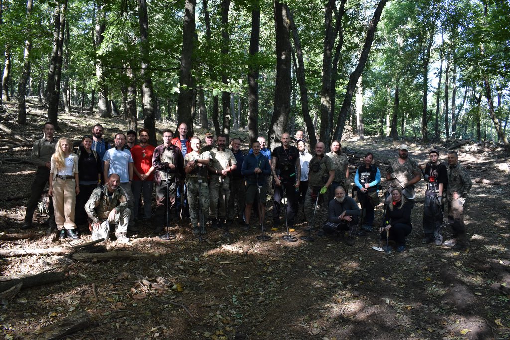 Prieskumný tím – archeológovia z Pamiatkového úradu SR a Krajského pamiatkového úradu Nitra a dobrovoľníci z Občianskeho združenia Hradiská a Archeo Moravia z.s.  Foto: P. Kmeťová, 2024