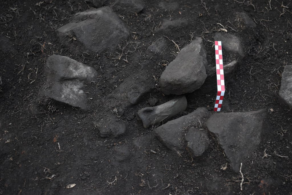 Sekerka z doby bronzovej (typ s tuľajkou a uškom) in situ Foto: M. Neumann, 2024