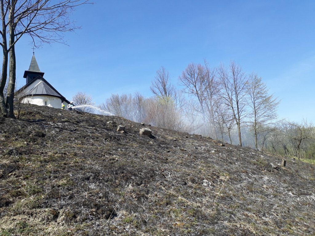 Požiar na ploche zaniknutého cintorína pri stredovekom kostole v Kšinnej, foto: M.Vargicová, PÚSR