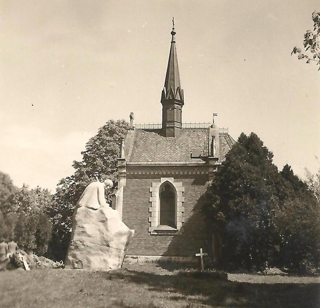 1.	Dobový záber na neogotickú pohrebnú kaplnku na rodinnom cintoríne v Tovarníkoch, foto: E. Gažiová