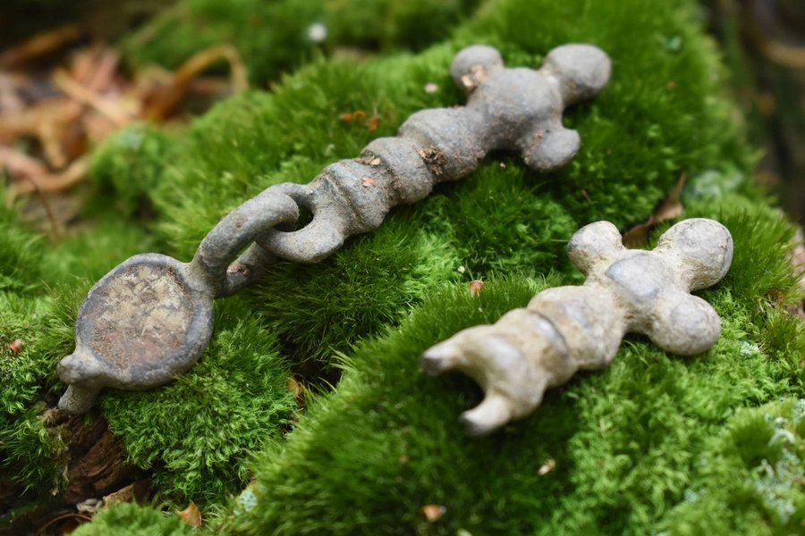 Archeologické nálezy získané počas prieskumov sú dôležitým prameňom pre určenie doby využívania lokality. Na obrázku články z bronzových opaskov laténskej doby (Kelti), Foto: P. Kmeťová