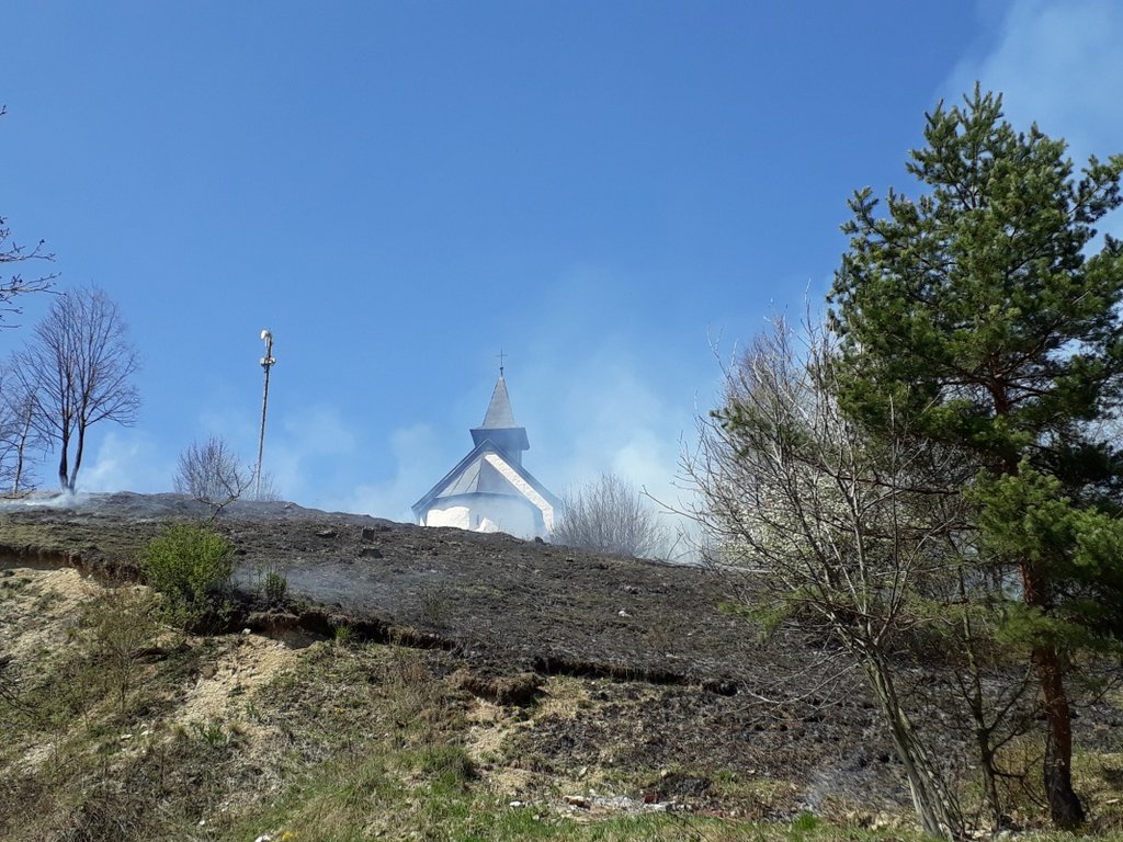 Požiar na ploche zaniknutého cintorína pri stredovekom kostole v Kšinnej, foto: M.Vargicová, PÚSR