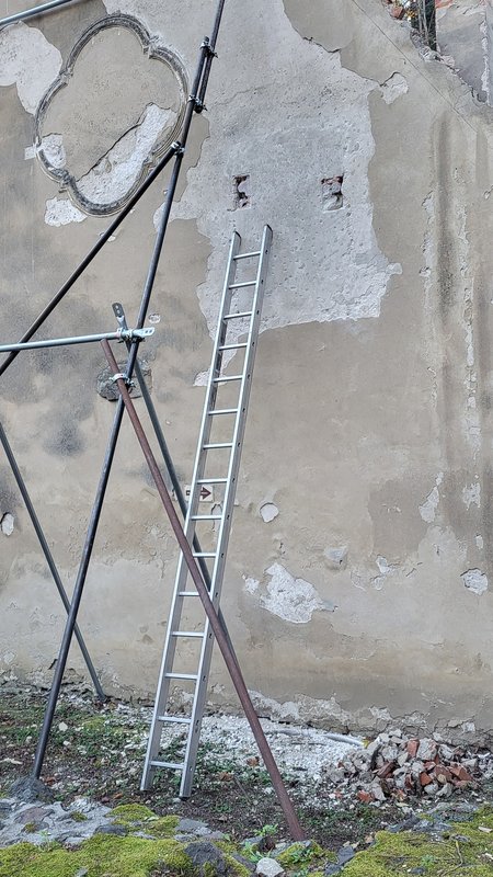 Východný štít mníšskeho domčeka so sekundárne zamurovaným pôvodným vstupom do podstrešia  Zdroj: KPÚ Prešov (Foto: Ľ. Suchý, október 2024) 