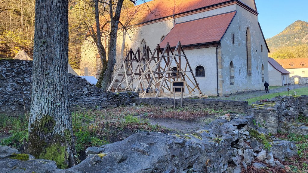 Vztýčené priečne väzby, južný pohľad Zdroj: KPÚ Prešov (Foto: Ľ. Suchý, október 2024) 