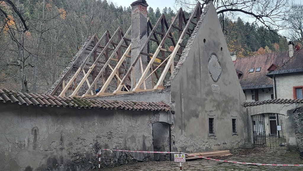 Historický krov umiestnení na mníšskom domčeku Zdroj: KPÚ Prešov (Foto: Ľ. Suchý, 28.10.2024) 