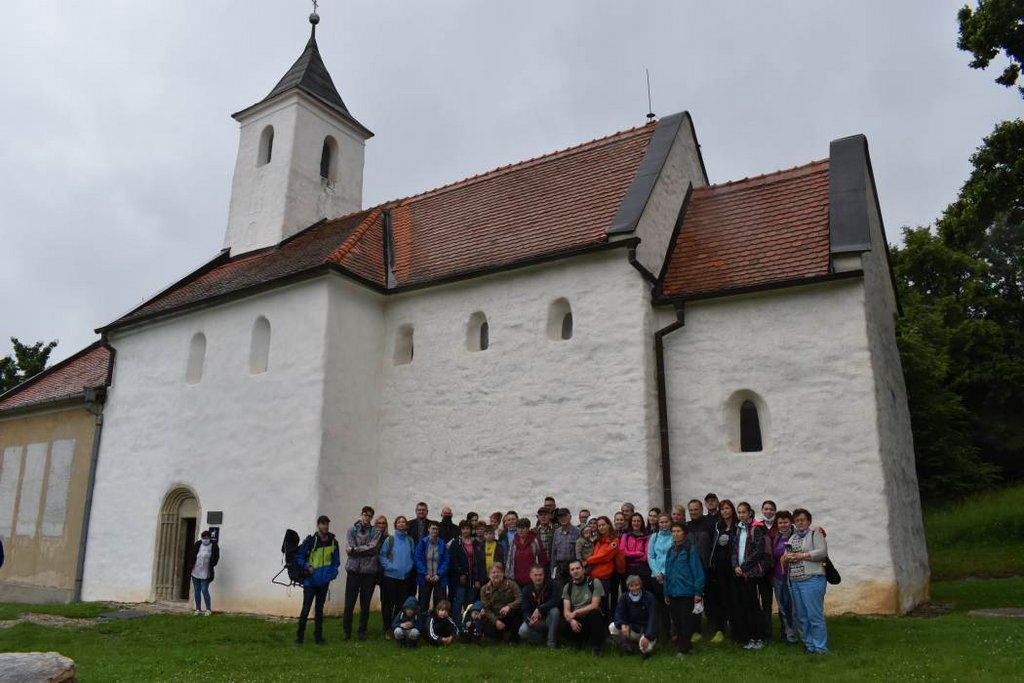 01 – Prvá skupina účastníkov po komentovanej prehliadke Kostola sv. Juraja v Kostoľanoch pod Tribečom (autor: P. Kmeťová)