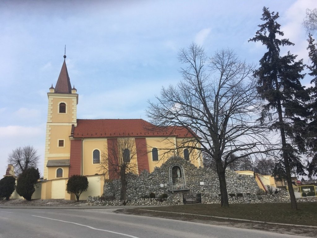 Pohľad z juhu na areál kostola, v popredí s lurdskou jaskyňou. Foto: A.Bunčeková, PÚ SR 2018