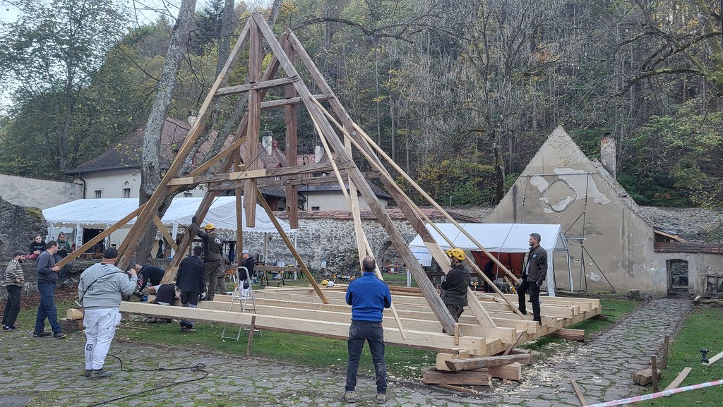 Vztyčovanie prvých priečnych väzieb  Zdroj: KPÚ Prešov (Foto: Ľ. Suchý, október 2024) 