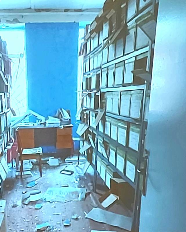 Zničený archív v zbombardovanej Borodianke v Kyjevskej oblasti. Zdroj: foto z prezentácie I. Kenyerés.