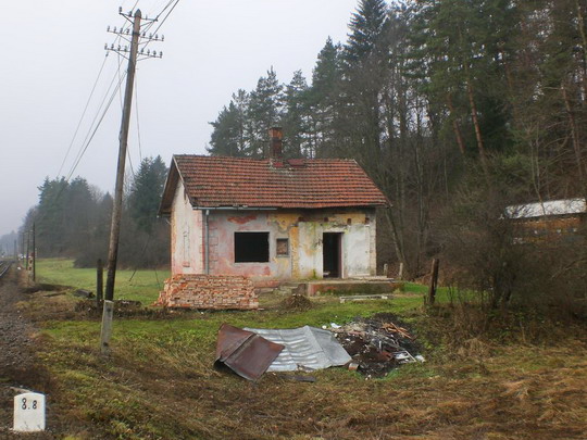 Objekt strážneho domčeka pred rekonštrukciou po odstránení prístavby  Zdroj: www.vlaky.net (Foto: foto M. Kováč)