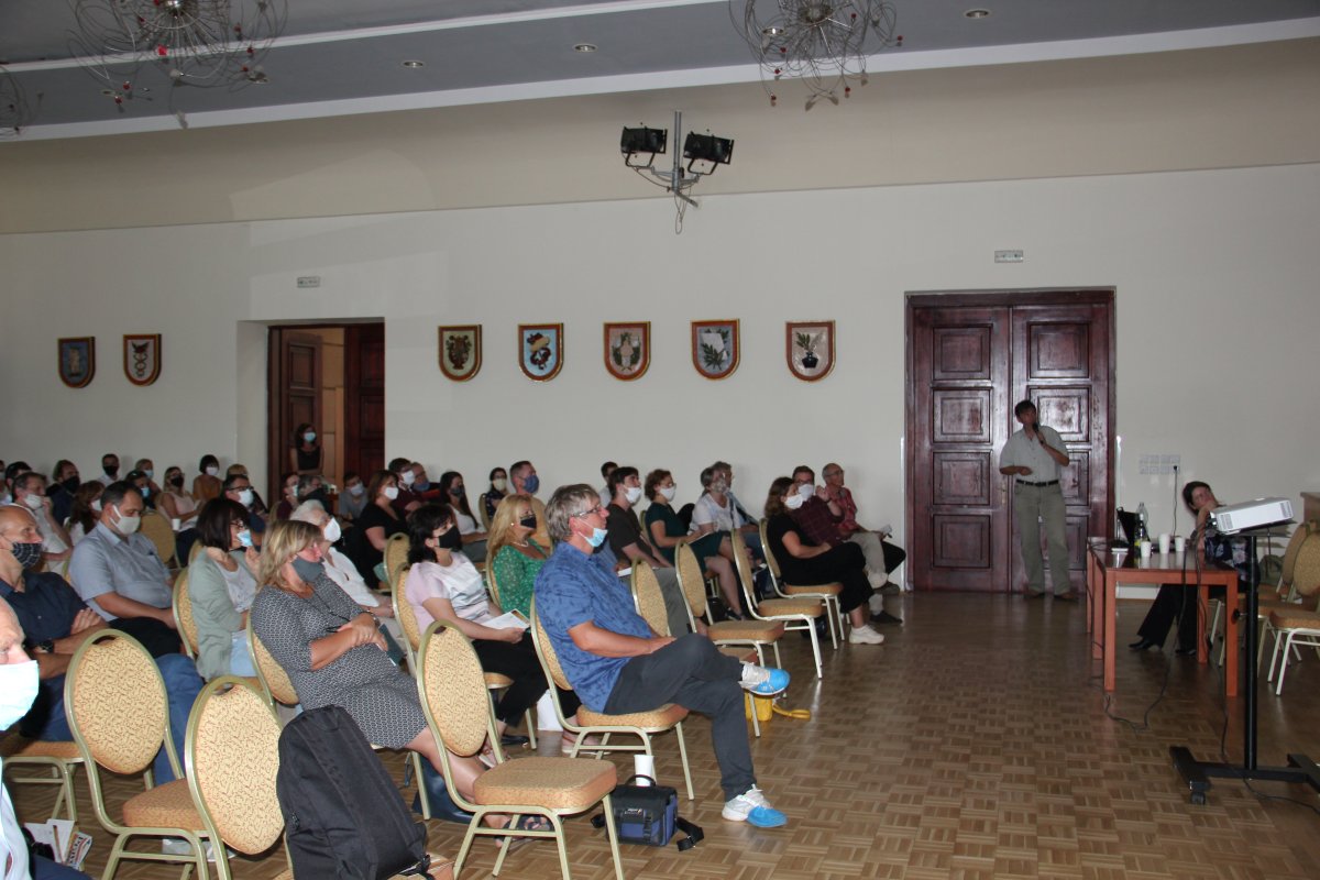 01 – Rožňava, Veľká sála Starej radnice – pohľad do konferenčného auditória. Foto: A. Tuhárska, PÚ SR, 2020