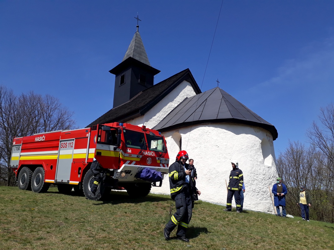 Požiar na ploche zaniknutého cintorína pri stredovekom kostole v Kšinnej, foto: M.Vargicová, PÚSR