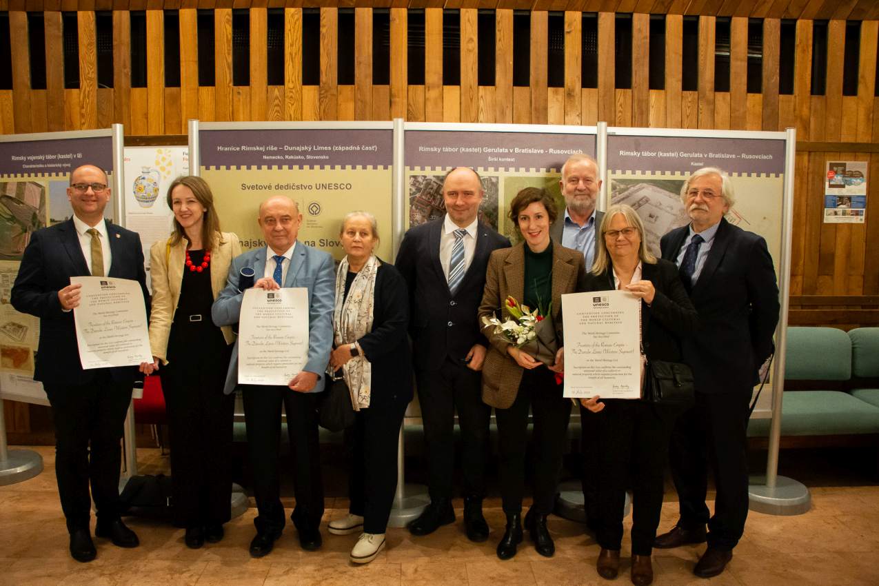 Správcovia slovenských pamiatok Dunajského LImesu a členovia tímu pripravujúceho nomináciu na zápis do Zoznamu svetového dedičstva UNESCO, foto: Dominika Bolgáčová (Múzeum mesta Bratislavy)