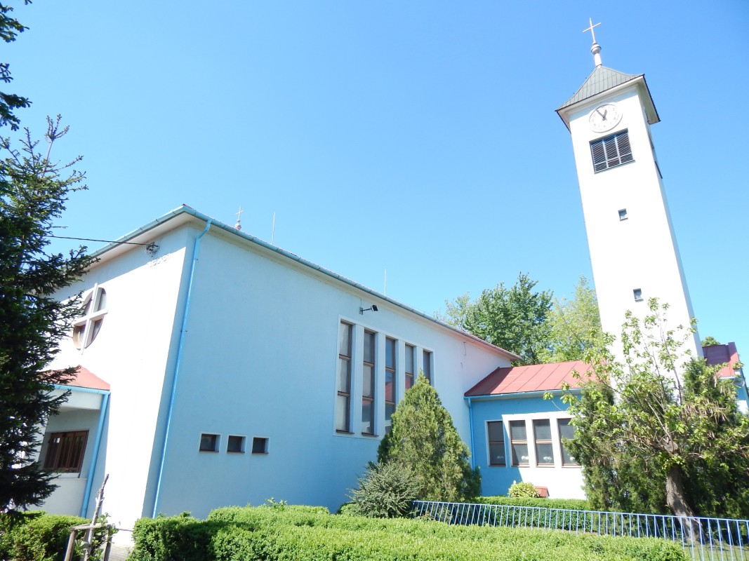 Celkový pohľad na kostol v Nesvadoch, pohľad na severovýchodnú fasádu, bočné krídlo a vežu. Foto: T.Pavlovič, KPÚ Nitra 2015