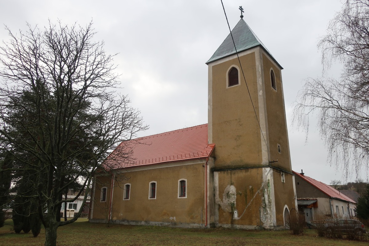 Severozápadná fasáda rímskokatolíckeho kostola sv. Jána Nepomuckého v Turej Lúke. Foto: I.Radimák, KPÚ Trenčín 2020