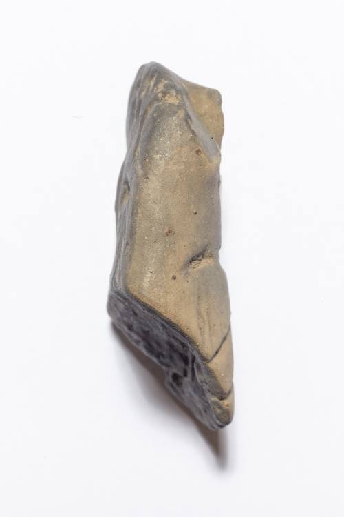 03 – Fragment antropomorfnej plastiky z Dolných Lefantoviec, profil (foto: Mgr. art. J. Šipöcz, Pamiatkový úrad SR)
