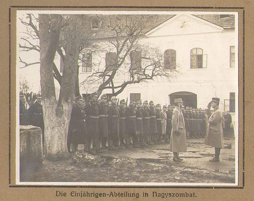 09 – O využití areálu Káčerovho majera v Trnave, v ktorom sa nachádza aj budova depozitára, pre potreby rakúsko-uhorskej armády svedčí archívna fotografia z roku 1905
