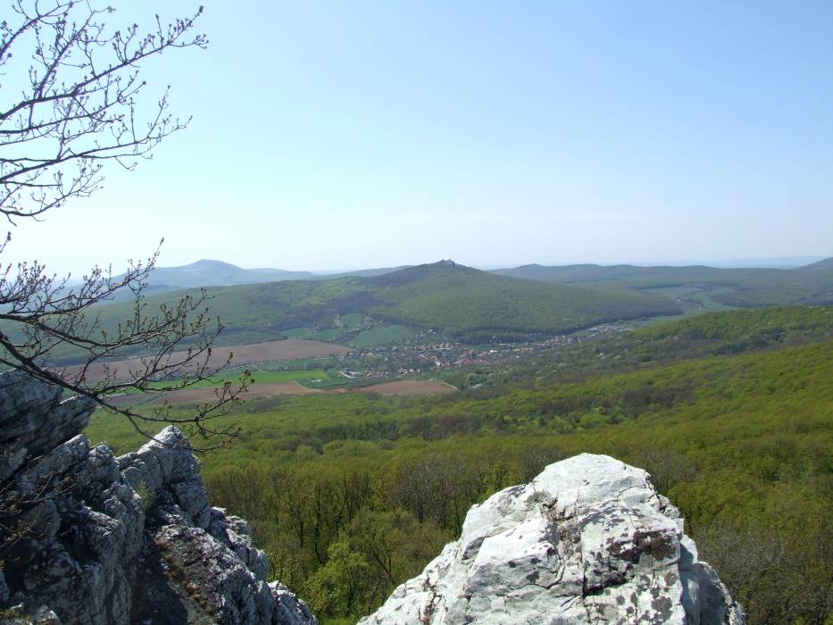 05 – Pohľad z Veľkého Lysca na Kostoľany pod Tribečom a hrad Gýmeš (autor: Peter Bisták)