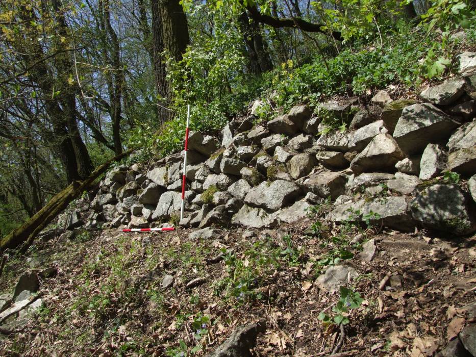 06 – Čelný kamenný múr opevnenia hradiska na Veľkom Lysci (autor: Peter Bisták)