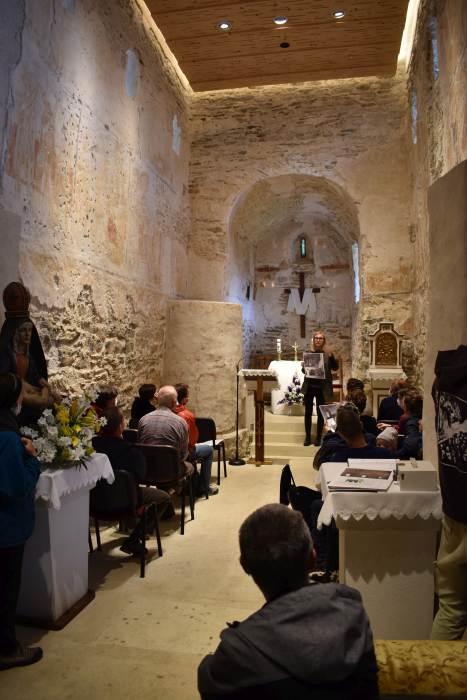 03 – Interiér Kostola sv. Juraja v Kostoľanoch pod Tribečom počas komentovanej prehliadky (autor: P. Kmeťová)