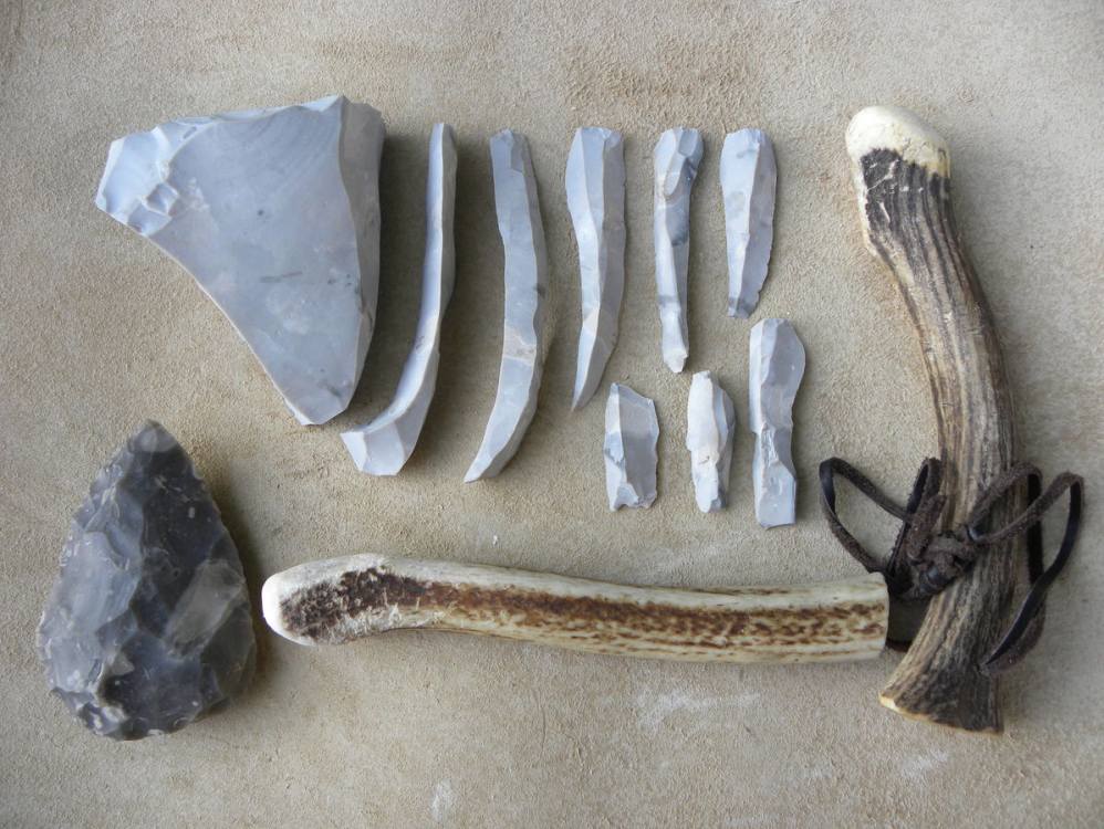 04 – Ukážka štiepania kamenných nástrojov bude súčasťou prednášky Trenčianskeho múzea na Trenčianskom hrade