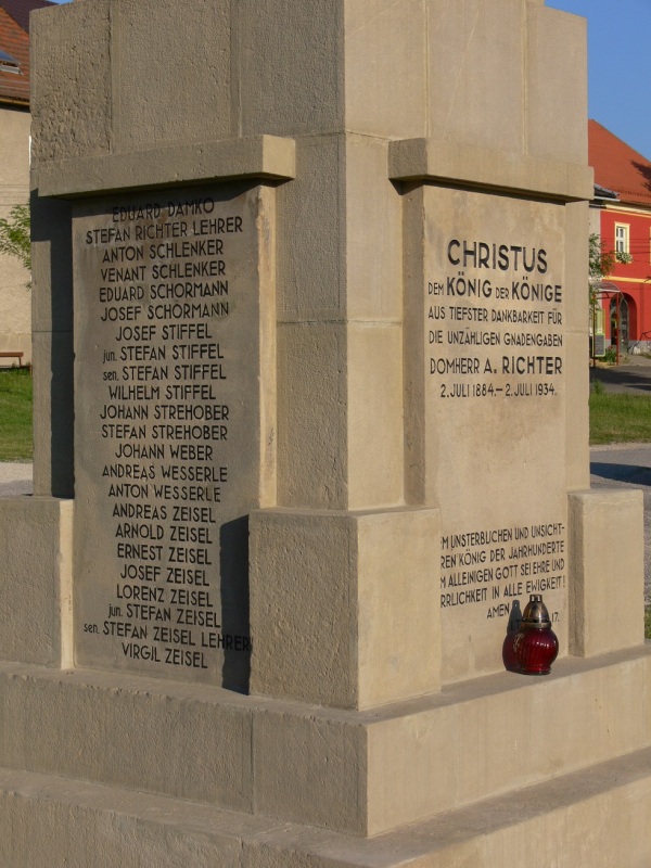 Detail nápisových dosiek na podstavci pomníka. Foto: B.Matáková, KPÚ Trenčín 2019